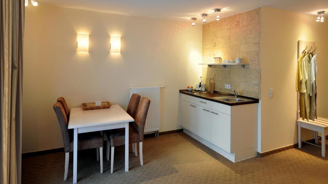 Hotel Am Schlosspark Garni Husum  Exterior photo